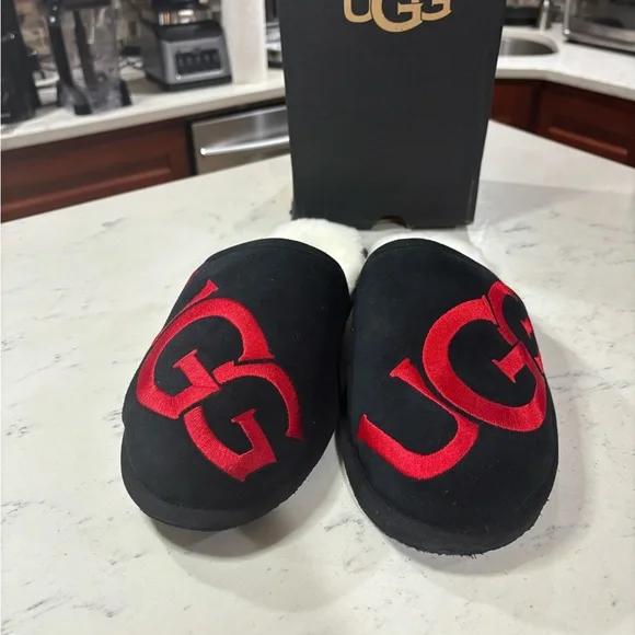 UGG Men's Scuff Logo Slipper 100% Authentic Black/Red - Picture 3 of 7